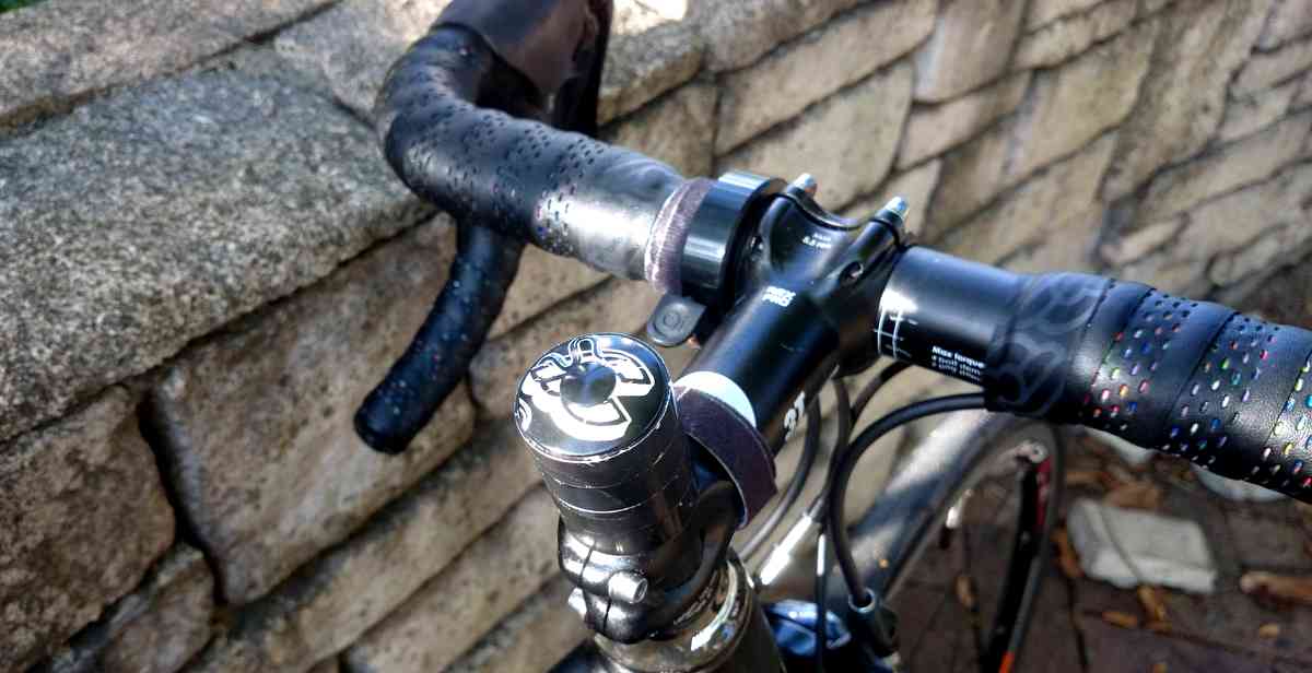 チネリ（Cinelli)のトップキャップとバーテープ