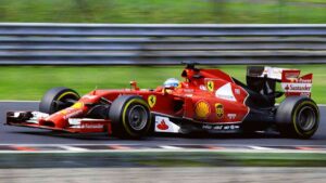 F1マシンのフェラーリとフェルナンド・アロンソ