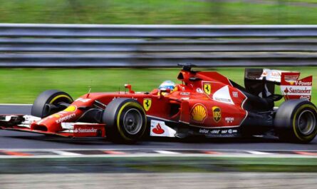 F1マシンのフェラーリとフェルナンド・アロンソ