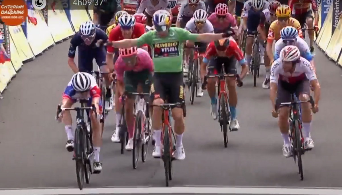 2022クリテリウム・デュ・ドーフィネ第3ステージのワウト・ファン・アールトの早すぎたガッツポーズとダヴィ・ゴデュ